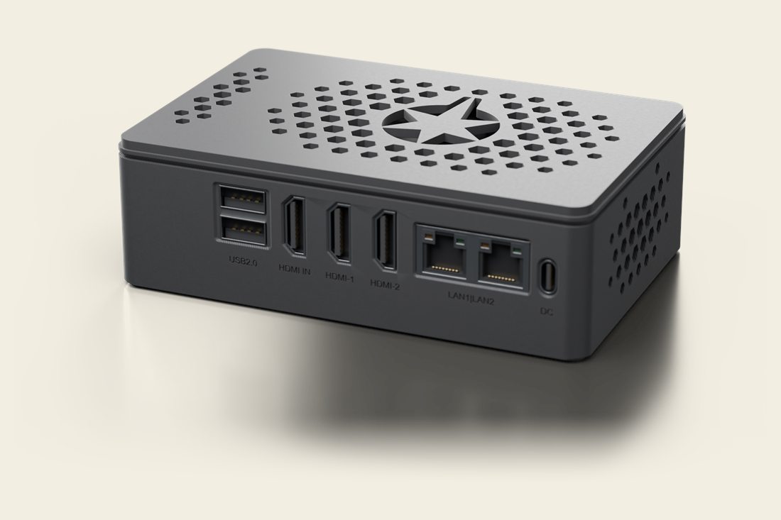 ANCLA One «Prometeo» en negro vista por detrás: dos puertos USB 2.0, una entrada HDMI, dos salidas HDMI, dos puertos de red y la alimentación.